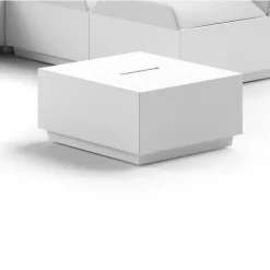 Tavolino Big Cut Di Plust, Realizzato Interamente In Polietilene, Per Indoor E Outdoor.