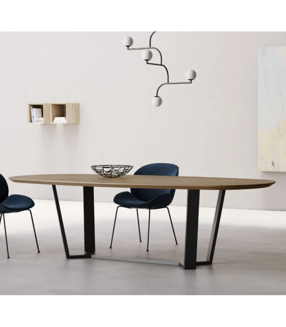 Tavolo Fisso Con Piano Ellittico Bisellato Impiallacciato Su Listellare. Realizzato In Italia Da Pizzolato.