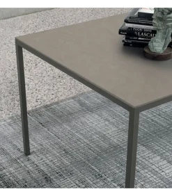 Tavolo Strong Con Basamento In Metallo