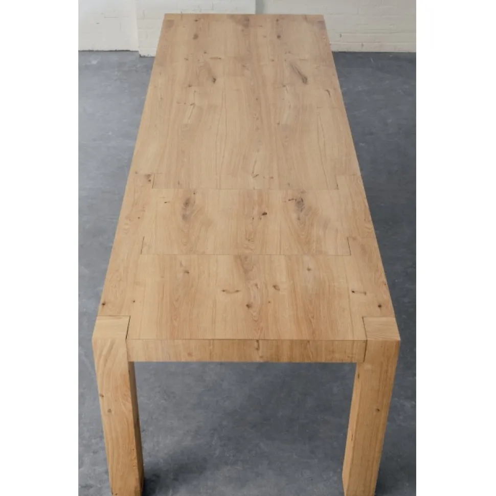 Tavolo Tola Allungabile Ha La Struttura Completamente Impiallacciata In Rovere Nodato