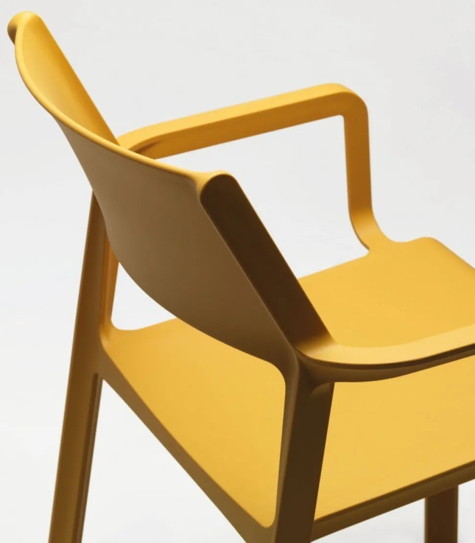 Trill, La Sedia Con Braccioli Per Interni Ed Esterni In Polipropilene Rinforzato In Fibra Di Vetro