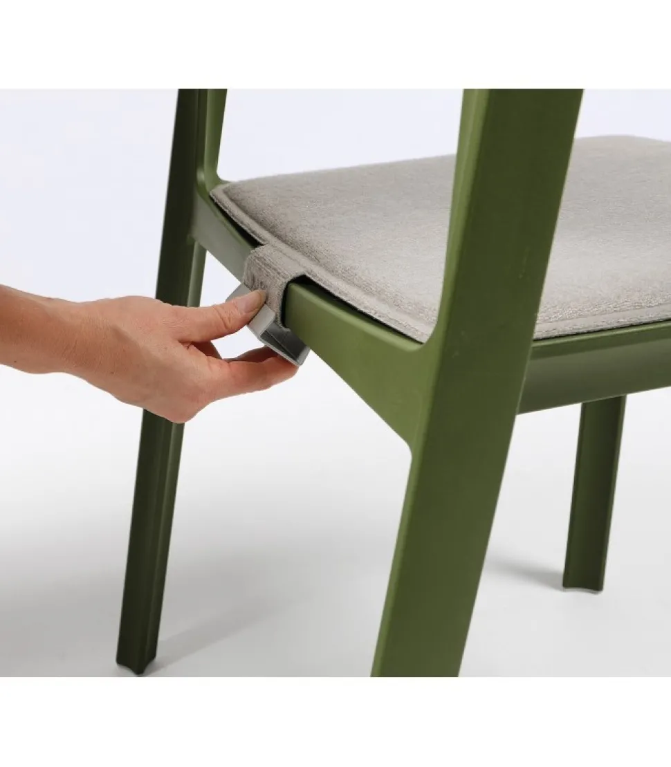 Trill, La Sedia Con Braccioli Per Interni Ed Esterni In Polipropilene Rinforzato In Fibra Di Vetro