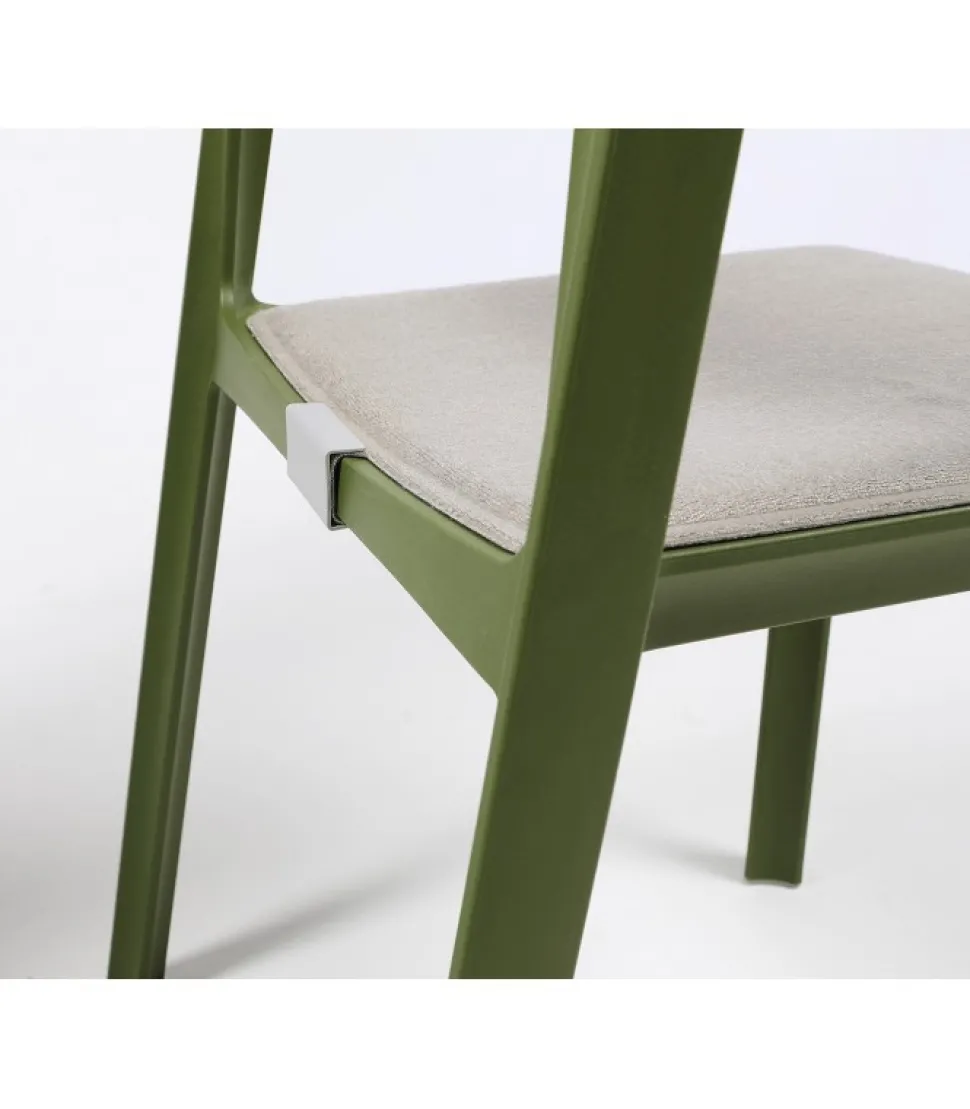 Trill, La Sedia Con Braccioli Per Interni Ed Esterni In Polipropilene Rinforzato In Fibra Di Vetro