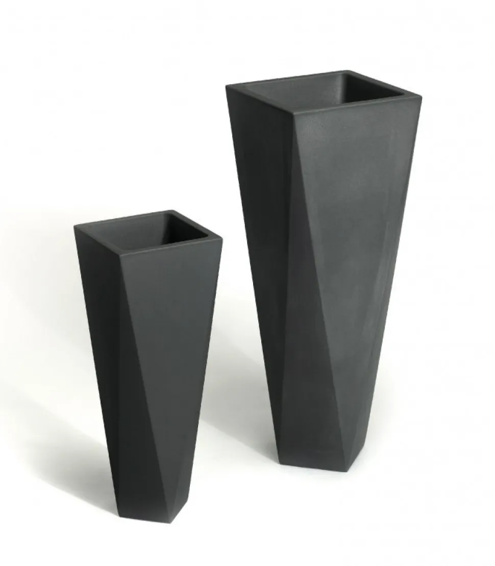 Vaso D'Arredo Realizzato Interamente In Italia In Polietilene, Accessoriabile Di Kit Di Fissaggio.