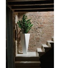 Vaso D'Arredo Realizzato Interamente In Italia In Polietilene, Accessoriabile Di Kit Di Fissaggio.