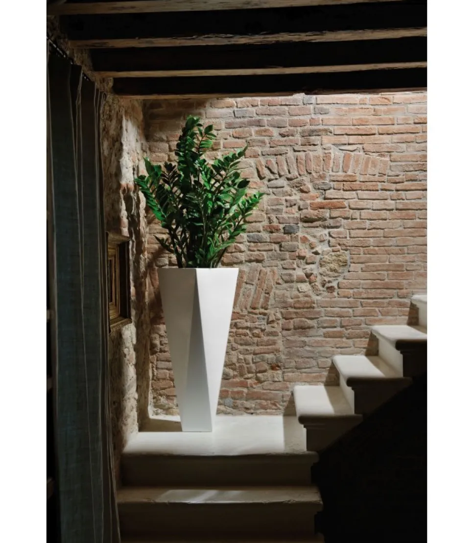 Vaso D'Arredo Realizzato Interamente In Italia In Polietilene, Accessoriabile Di Kit Di Fissaggio.