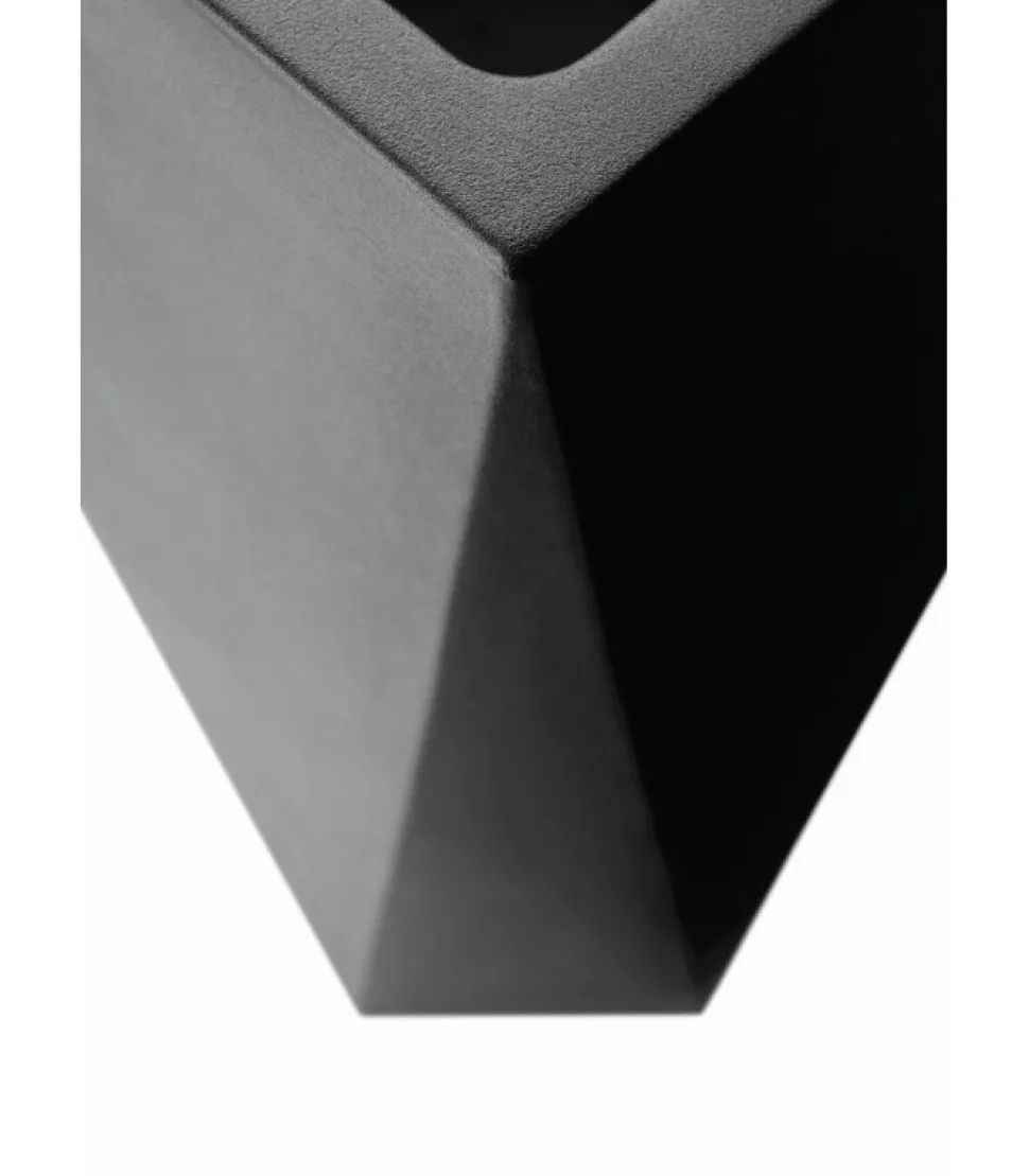 Vaso D'Arredo Realizzato Interamente In Italia In Polietilene, Accessoriabile Di Kit Di Fissaggio.