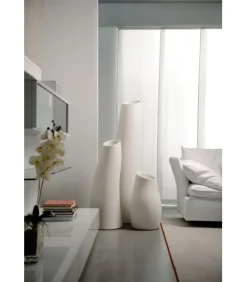 Vaso Madame Di Plust In Polietilene, Disponibile In Tre Dimensioni E Due Colori.