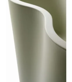 Vaso Reverse Di Plust, Realizzato Interamente In Italia In Polietilene Resistente.